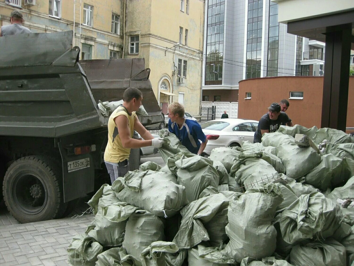 Груженная мешками. Выаощ строительногомусора.