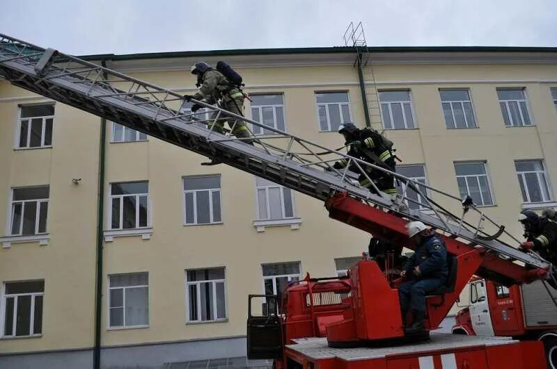 Подъем спуск по автолестнице разрешается. Пожарный на автолестнице. спасение людей с помощью автолестницы. пожарные спасают по автолестнице. пожарный спас по автолестнице.