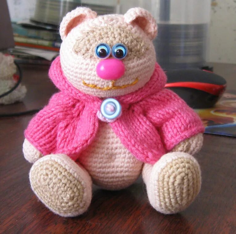 Большие вязаные игрушки. Гигантские вязаные игрушки. Mishka amigurumi мишка. Большой вязаный заяц. Плюшевые игрушки крючком.