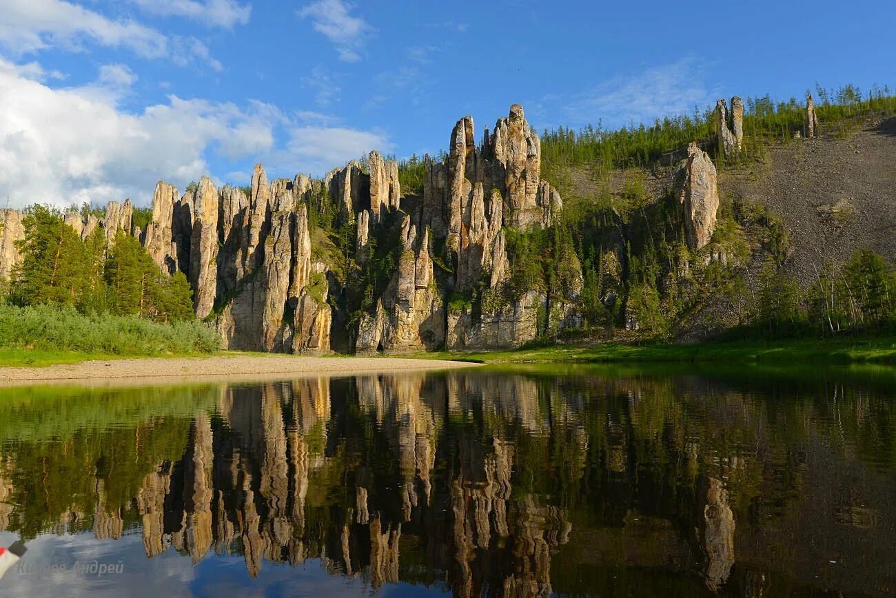 Якутия июнь. Синские скалы Якутия. Ленские и Синские столбы в Якутии. Якутия река синяя Синские столбы. Река Лена Ленские столбы.