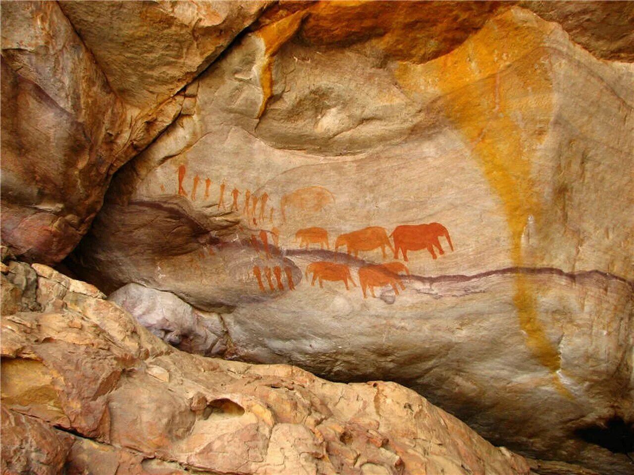 Пещера Куэва-де-Лас-Манос. Наскальные рисунки в Кондоа Танзания. Первобытная пещера. Пещера в древности.