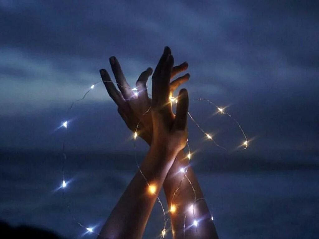 Звездный свет слово. Звезды на ладони. Свет в руках. Звезда в руке. Свет в ладонях.