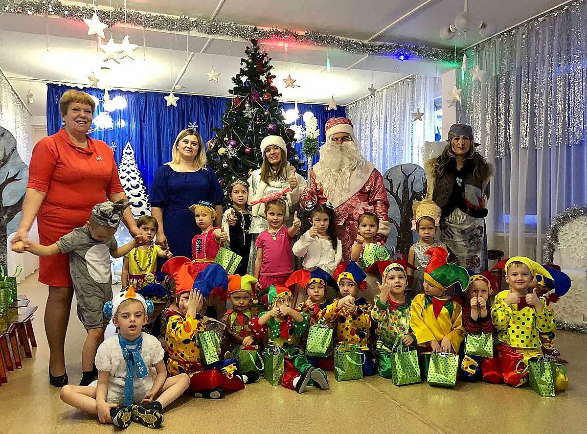 Персонажи на утренник. Костюмы для утренников в детском саду взрослые. Персонажи на новый год в детском саду. Костюмы для утренников в детском саду взрослые. Герои новогодних утренников.