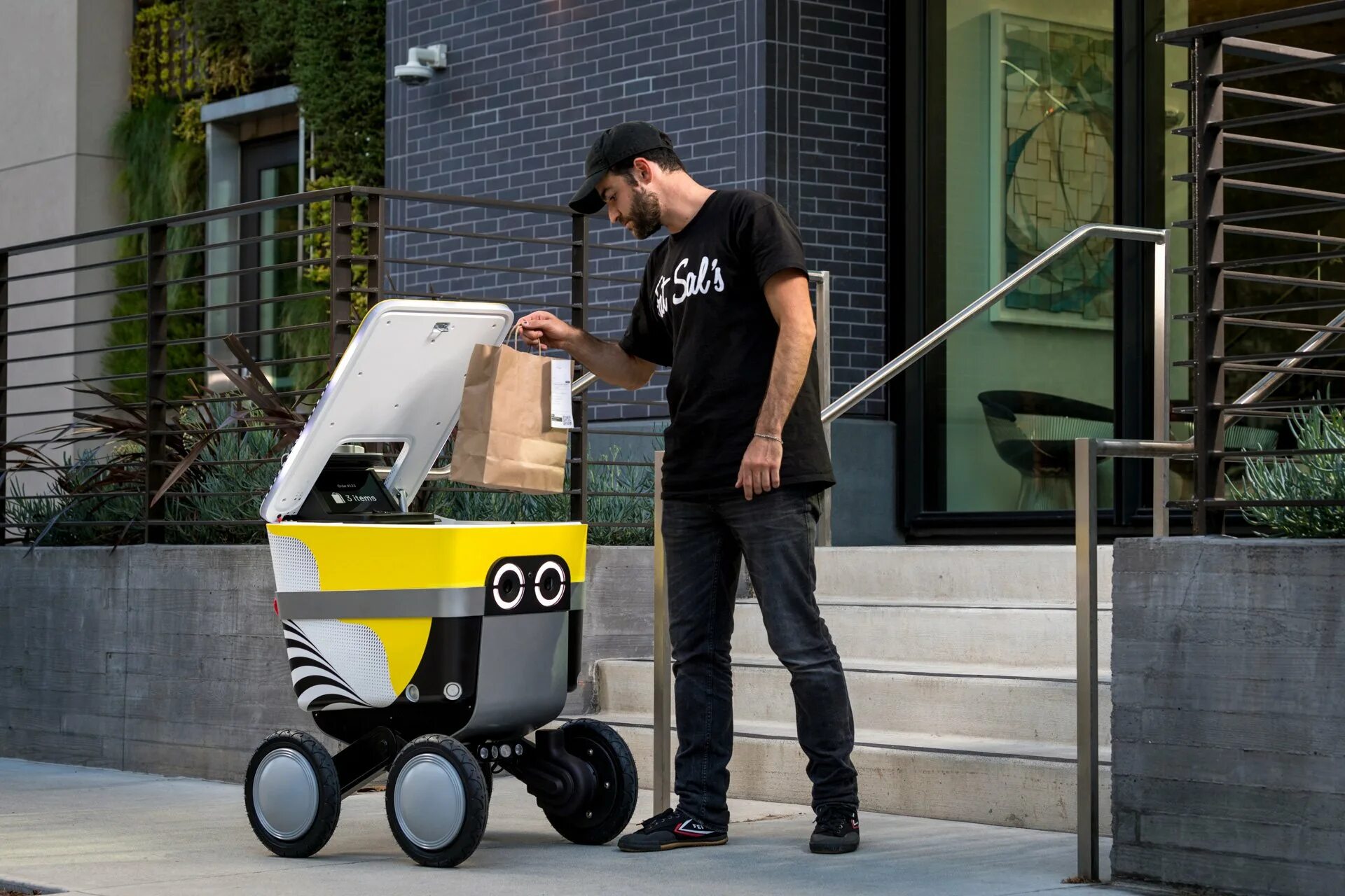 Еду робот. Беспилотные роботы доставщики. робот postmates. робот курьер. робот доставка.