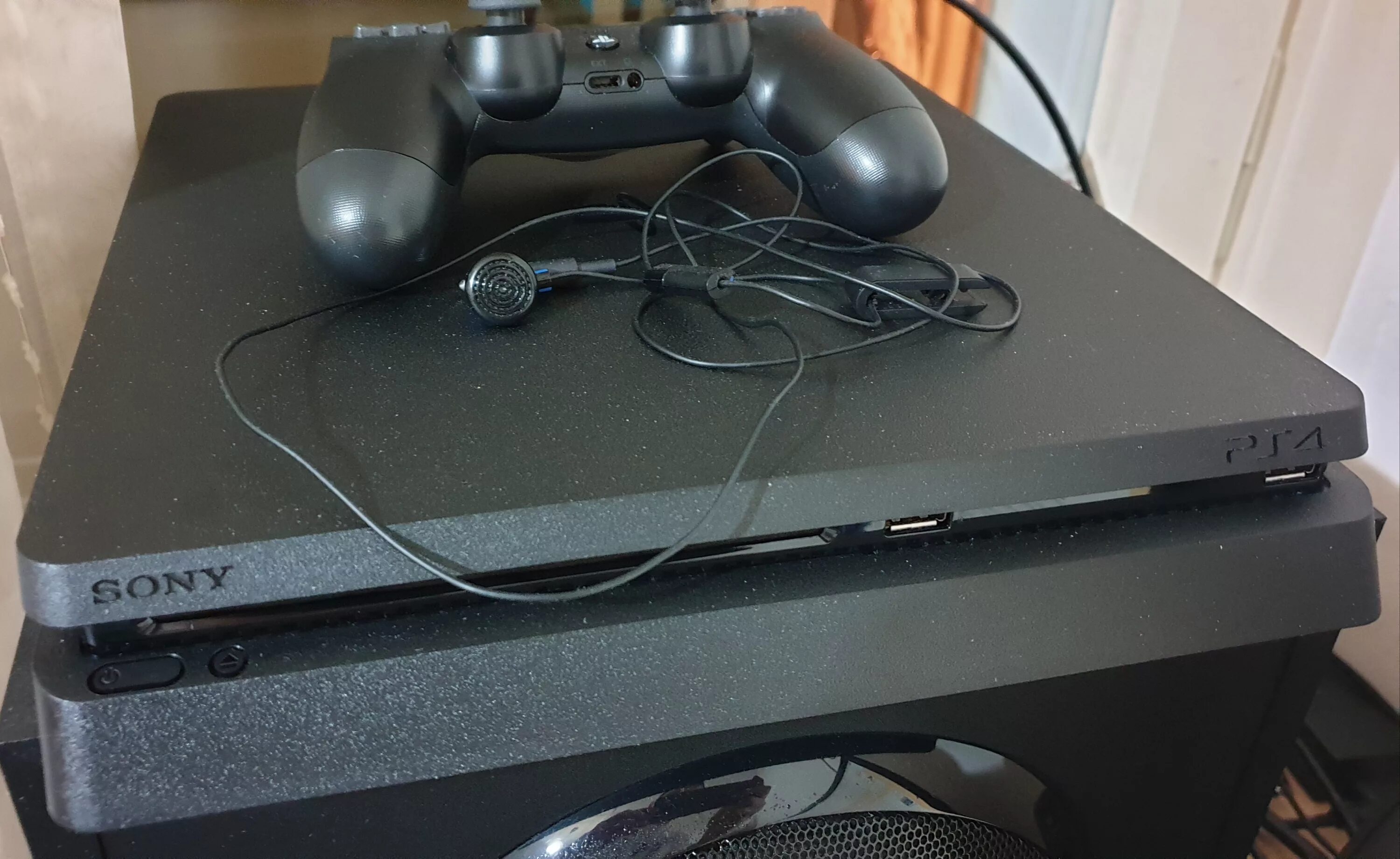 Фат слим. Ps4 slim back. ps4 фат. плейстейшен 4 фат. sony ps4 fat vs ps4 slim.
