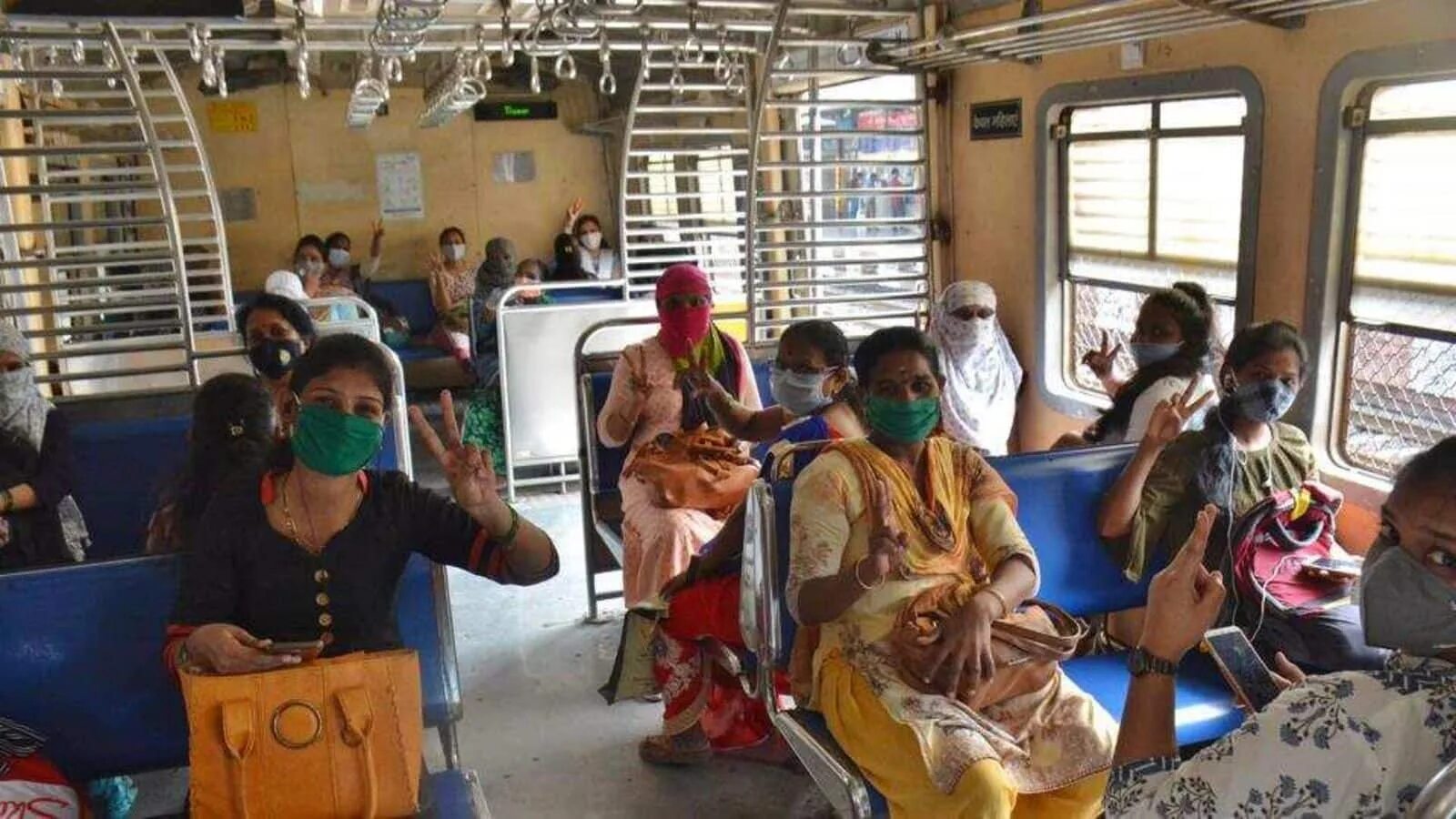 Мумбаи поезд. Ночной поезд Мумбаи Гоа. Мумбай на поезд утро на работу. Indian Trains Full of people. During pandemic