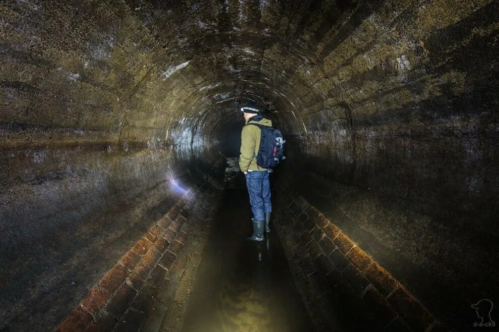 подземные ручьи. ручей черторый в москве. даниловский ручей. подземный ручей. река жужа в коллекторе.
