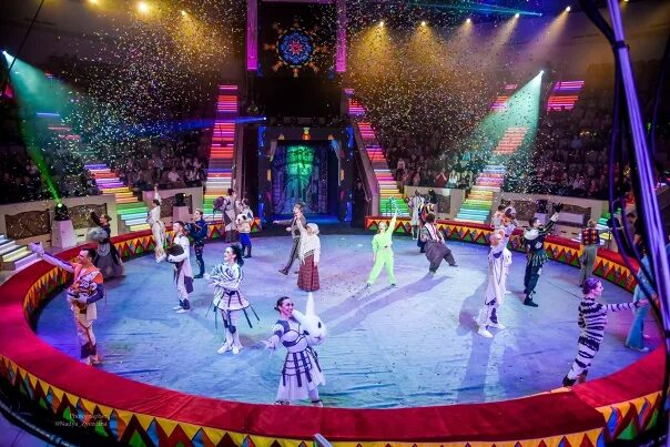 Водный цирк. Цирк никулина оренбург. Оренбургский цирк здание. Оренбургский цирк в оренбурге. Цирк в оренбурге 2022 на кобозева.