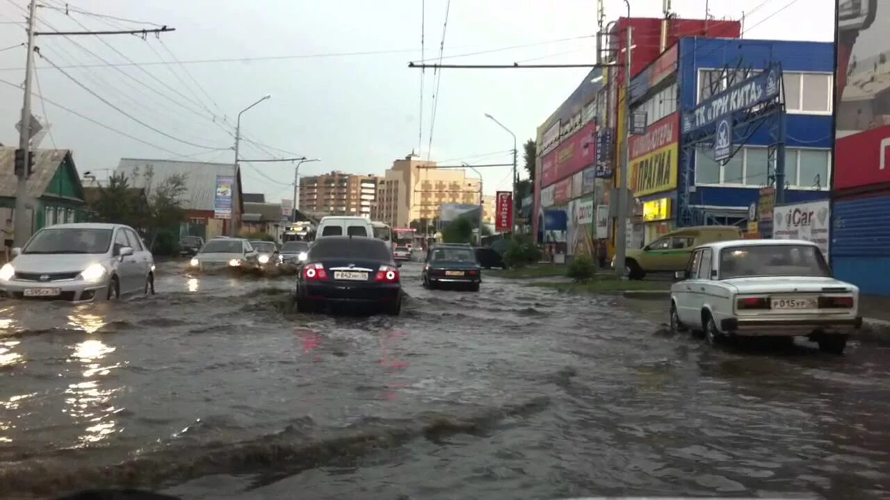 Оренбург потоп сегодня. Ливень в Оренбурге. Сильные дожди в Оренбурге. Водяная улица Оренбург. Наводнение в Оренбурге.