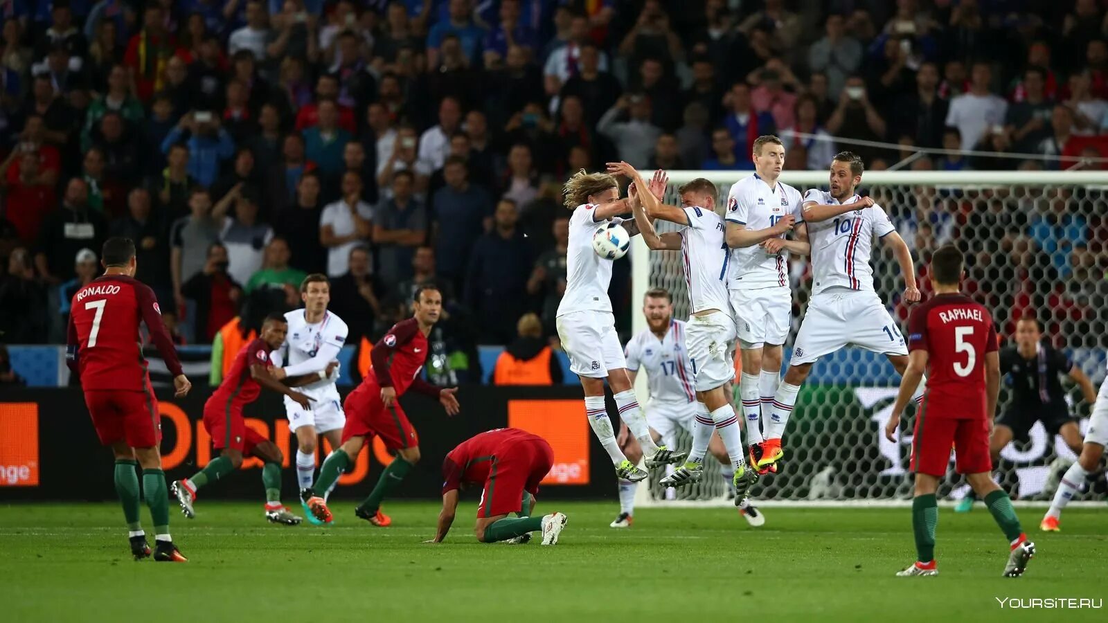 Футболист рамос в подкате. Штрафной фол. Штрафной удар в футболе. Фол в футболе. Грубый подкат в футболе.