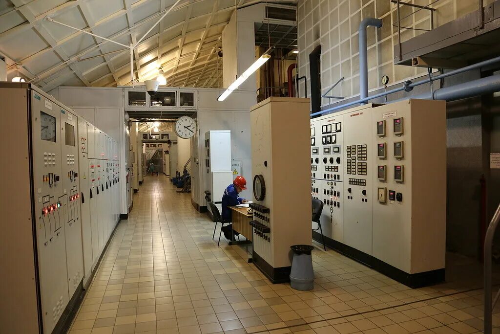 Саратовская гэс машинный зал. Каскад нивских гэс нива 2. Комната гэс. Комната гэс. Гэс «итайпу» машзал.