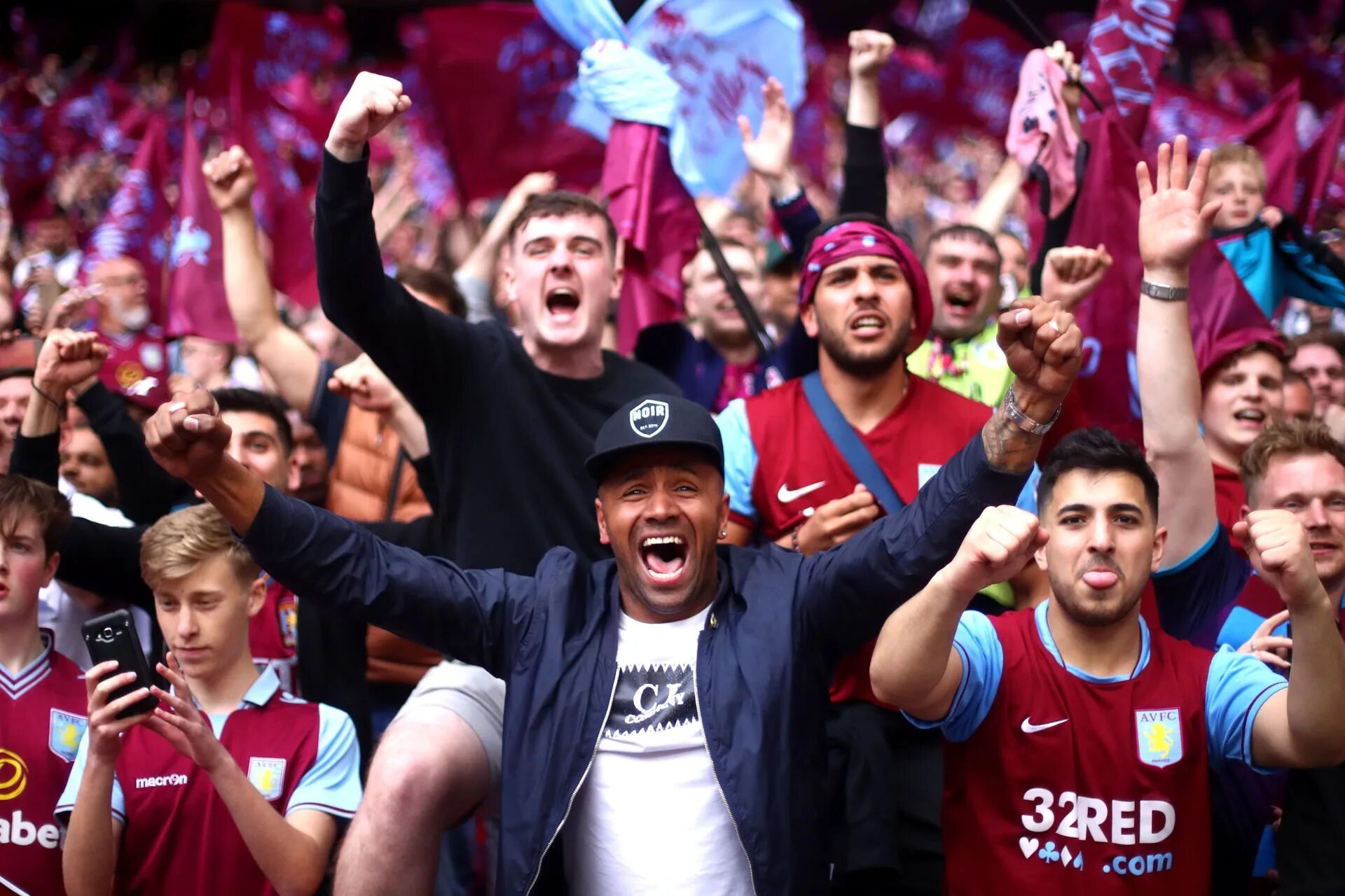 атрибуты футбольных болельщиков. люди на трибунах. болельщик фотосток. зенит уфа фанаты фото. включи звук болельщиков.