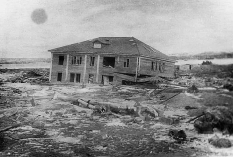 Цунами северо-курильск 1952. Цунами в курильске. Северо-курильск город цунами 1952. Цунами северо-курильск 1952. Северо курильск 1952 год.