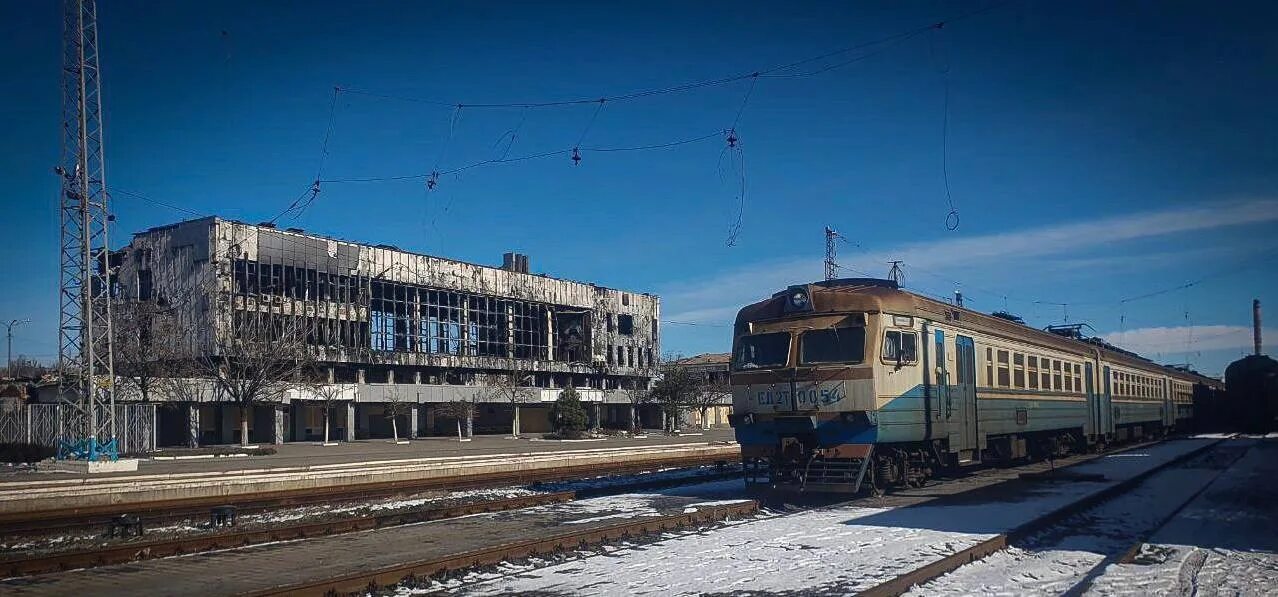 Железная дорога мариуполь. Вокзал Мариуполь 2023. Ж.Д.вокзал Мариуполь. Мариуполь Железнодорожный вокзал. Мариуполь ЖД вокзал 2022.