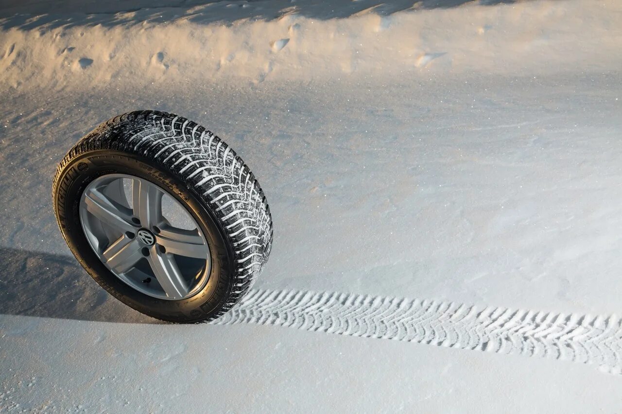 Какая цена зимней. Michelin Latitude x-Ice North 2+. Мишлен зима 2021. Michelin 135 60 18 зимние. Автошина Michelin зима.