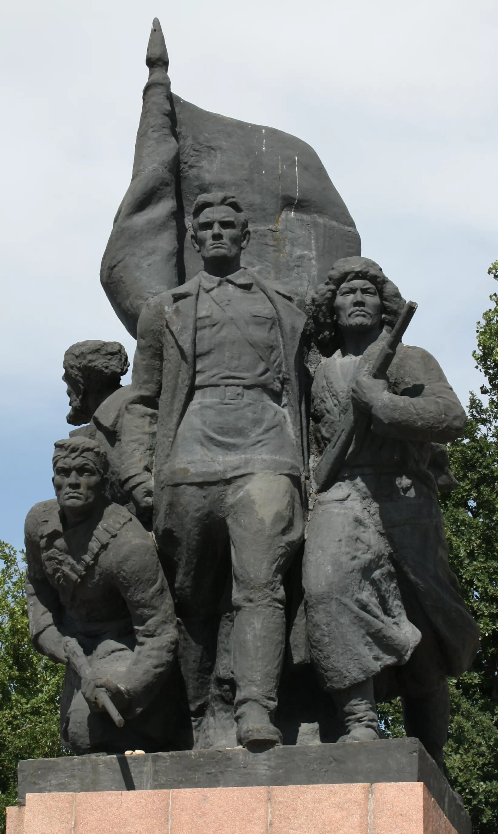 Памятник революционерам в уфе. Памятник великой октябрьской революции ростов-на-дону. Парк горького ростов на дону памятник. Памятник великой октябрьской революции ростов-на-дону. Памятник революционерам вологда.