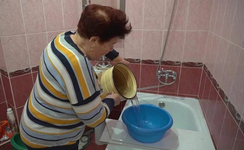 Отключили воду в поселке. Отключили воду. греем воду в кастрюльках.
