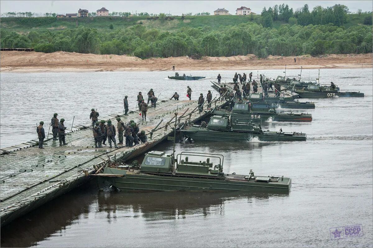 Погрузился на понтоны первый взвод