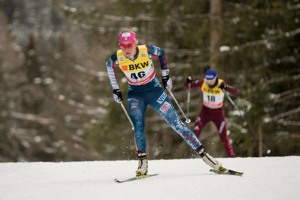 Лыжники сейчас. Алена Баранова лыжные гонки. Лыжные гонки коньковый стиль. Лыжник классика.