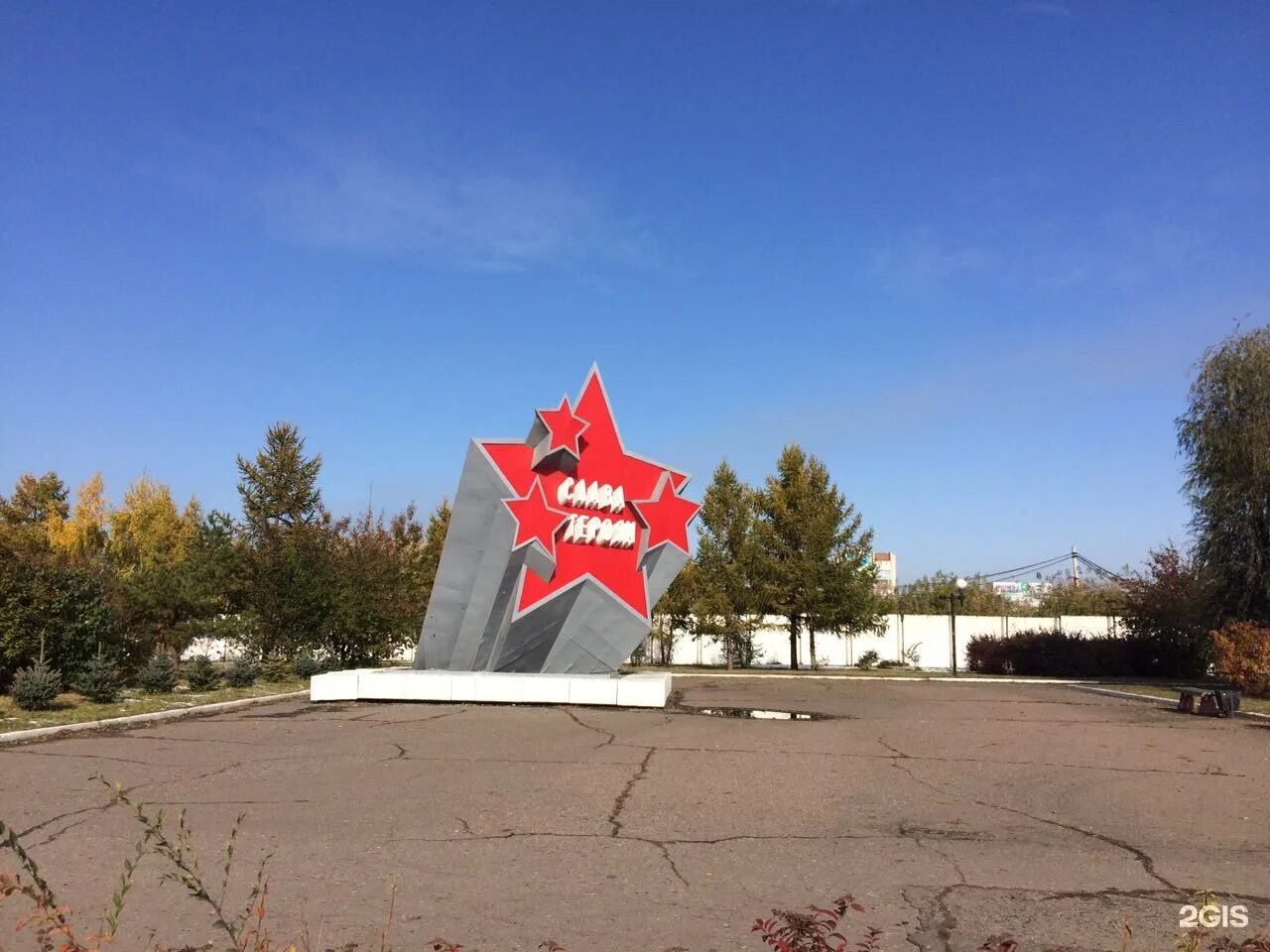 Мемориал славы героям на бульваре победы омск. Омск мемориал славы. Памятник на бульваре победы омск. Монумент славы героев. Монумент славы героев.