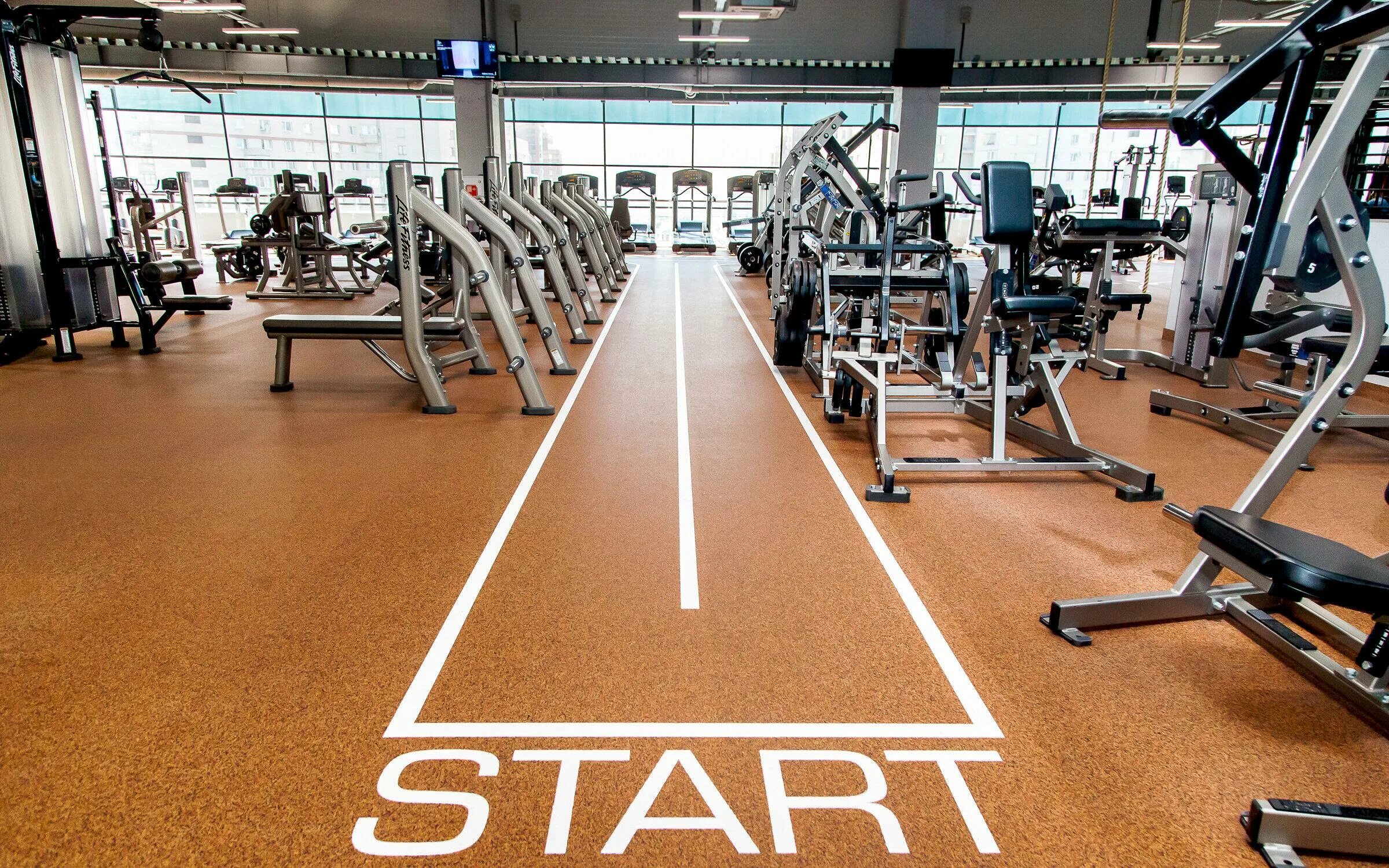 Приморский тренажерный зал. Hit fitness питерлэнд. hit fitness комендантский. фитнес зал атмосфера спб. хит фитнес.
