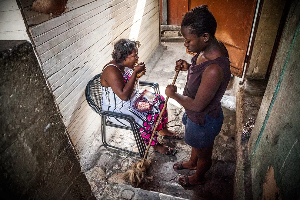 Девочки рабы видео. Детское рабство. Девочки рабы видео. Human trafficking 2005 sarah-jeanne labrosse. Гарем фильм 1985 кадры.