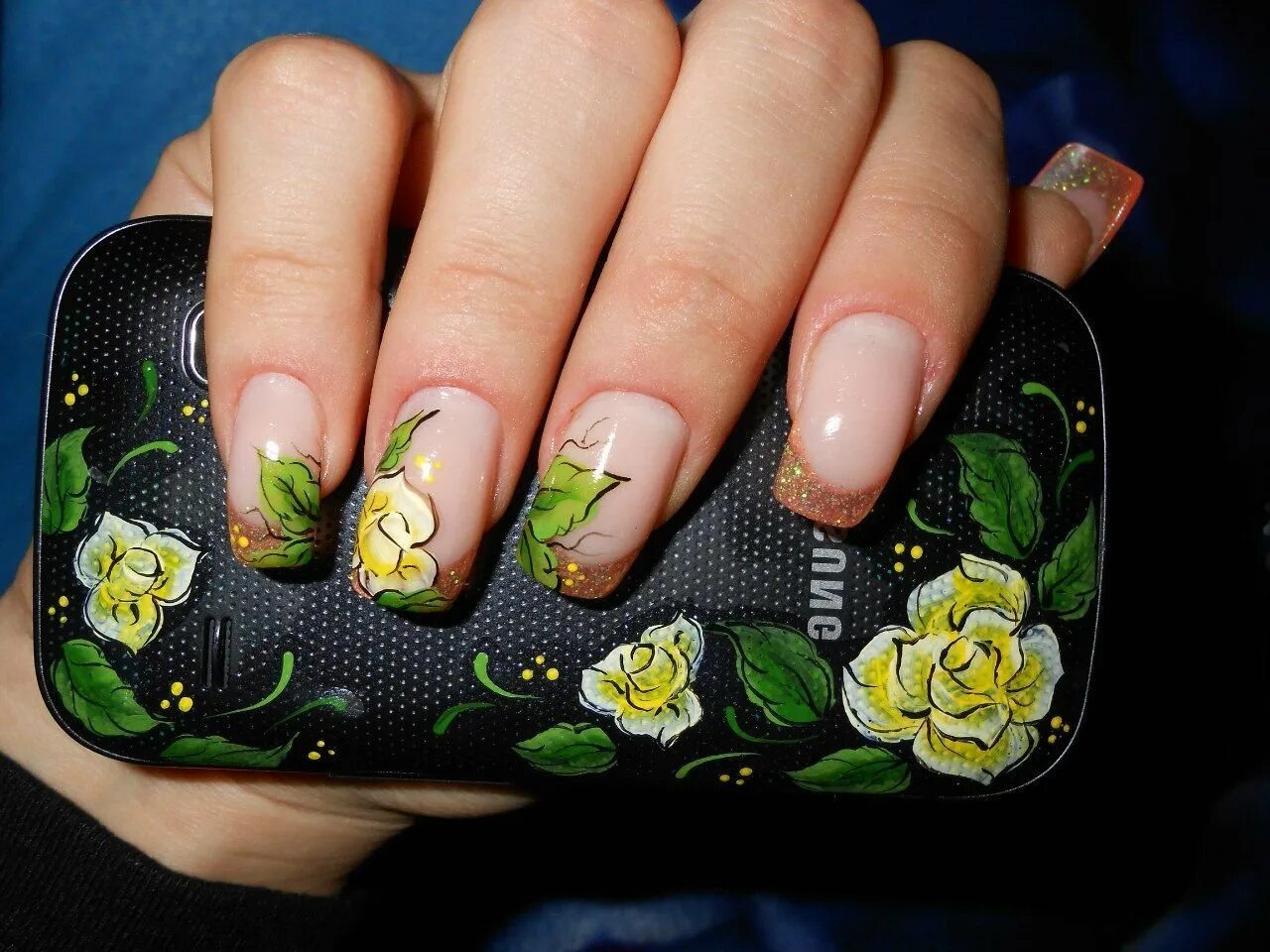 Салатовый маникюр с цветами. Маникюр зеленый с цветочками. Зеленые ногти с цветочками. Салатовый френч с цветами. Маникюр френч цветы.