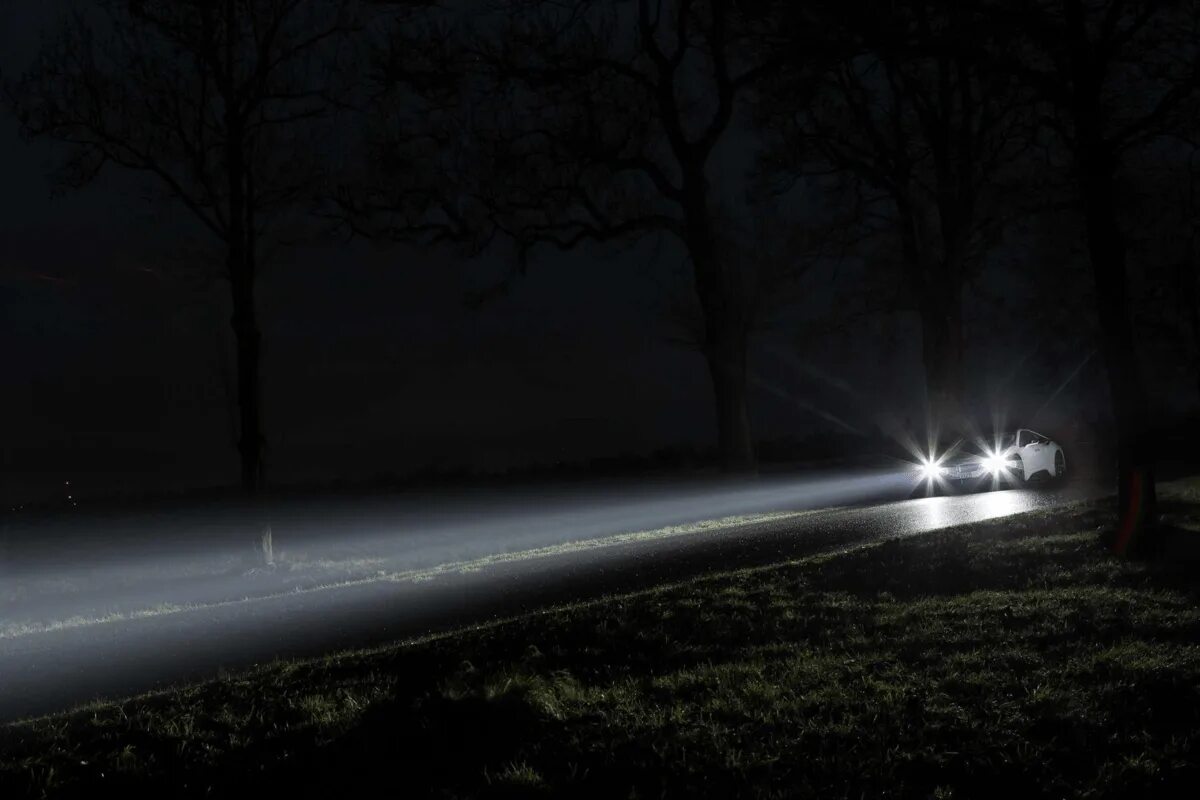 Свет фар. Свет фар ночью. Машина ночью на дороге. Свет от фар.