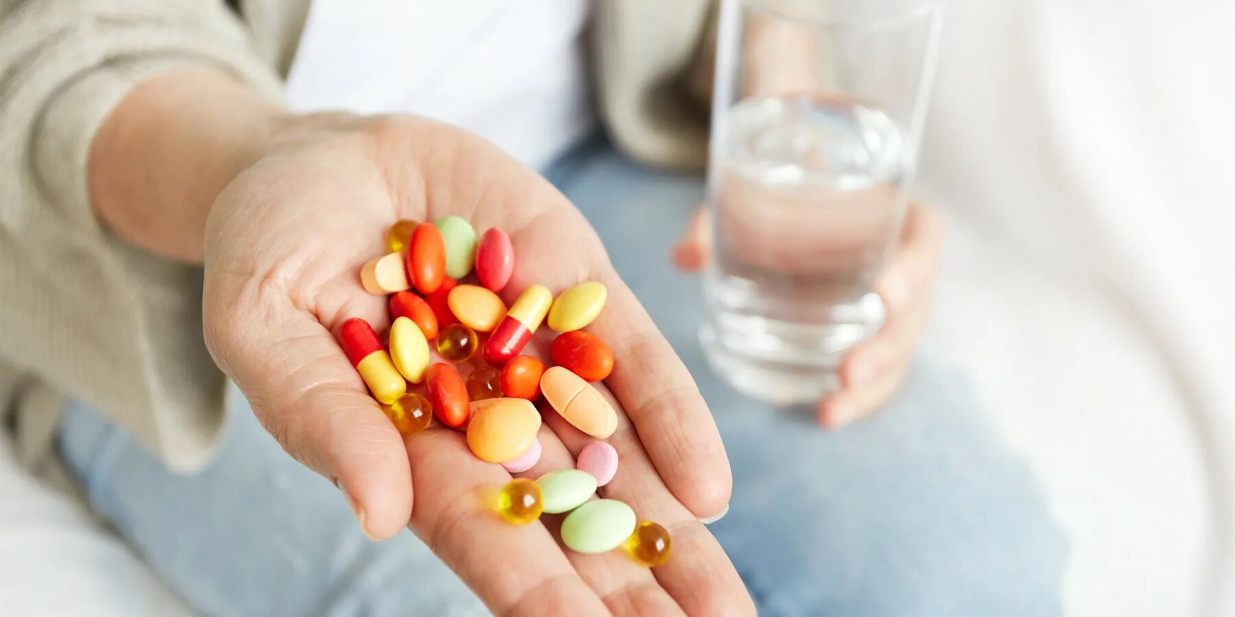 Польза витаминов в таблетках. БАДЫ И лекарства. Витамины таблетки. Антибиотики. Прием антибиотиков.