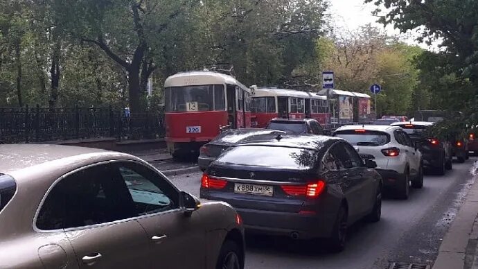 Остановка бажова. Екатеринбург Трамвайная остановка Бажова. Остановка Бажова Екатеринбург трамваи.