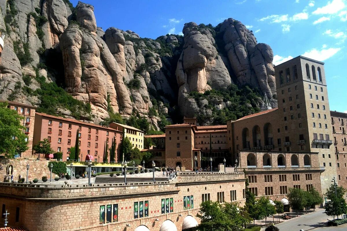 Храм монтсеррат испания. Брейдс (монтсеррат). Montserrat family. Барселона монастырь монтсеррат. Монастырь монсеррат в каталонии.