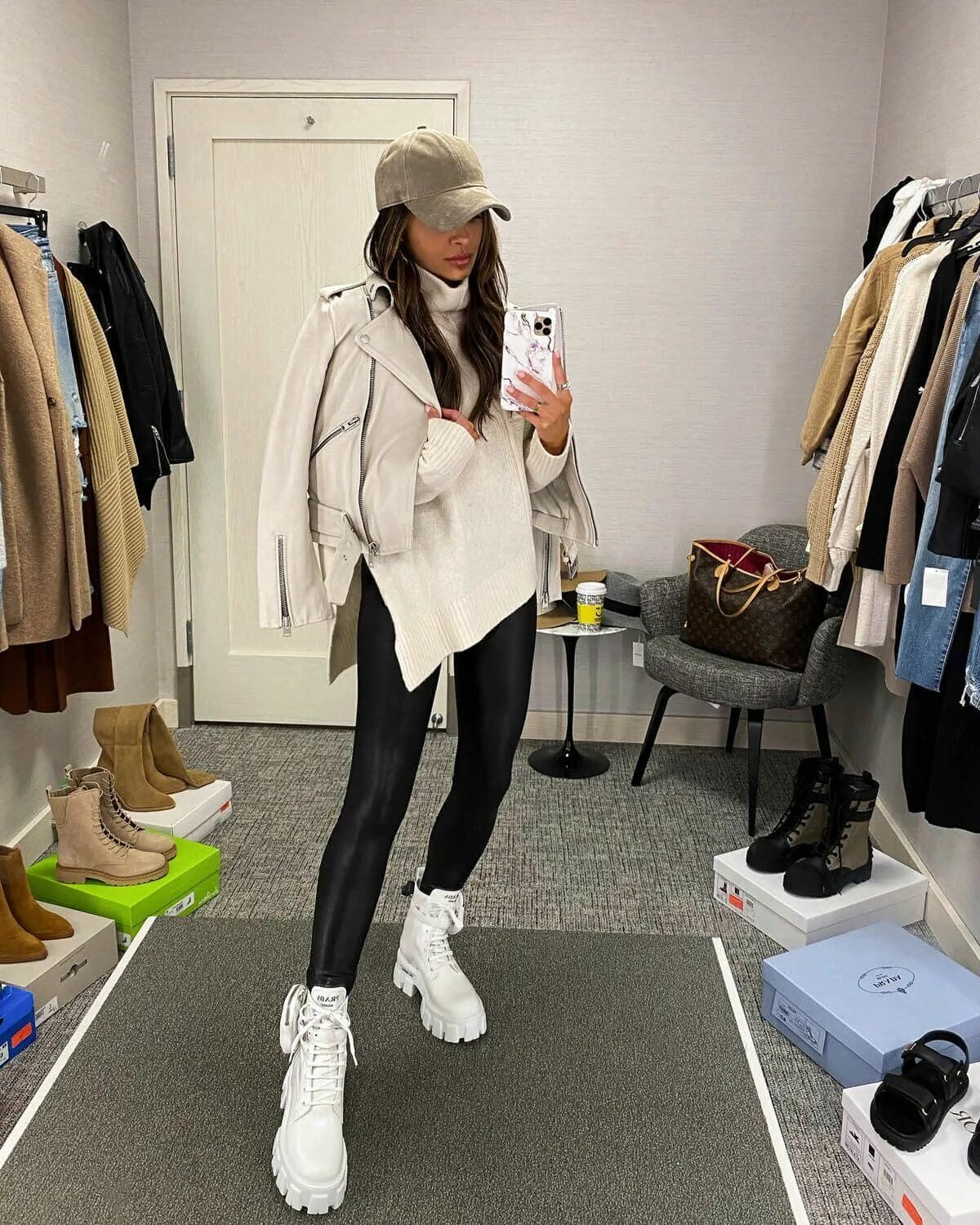 С чем носить белые зимние ботинки. С чем носить белые ботинки. prada boots white. с чем носить белые ботинки на шнуровке. с чем носить белые ботинки на шнуровке женские осенью.