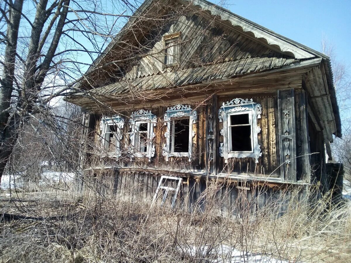 Старые дома живые. Заброшенные деревни Подмосковья 2019. Заброшенные деревни Сувориха Ковровский район. Заброшенные деревни Тюменского района. Заброшенный деревенский дом.