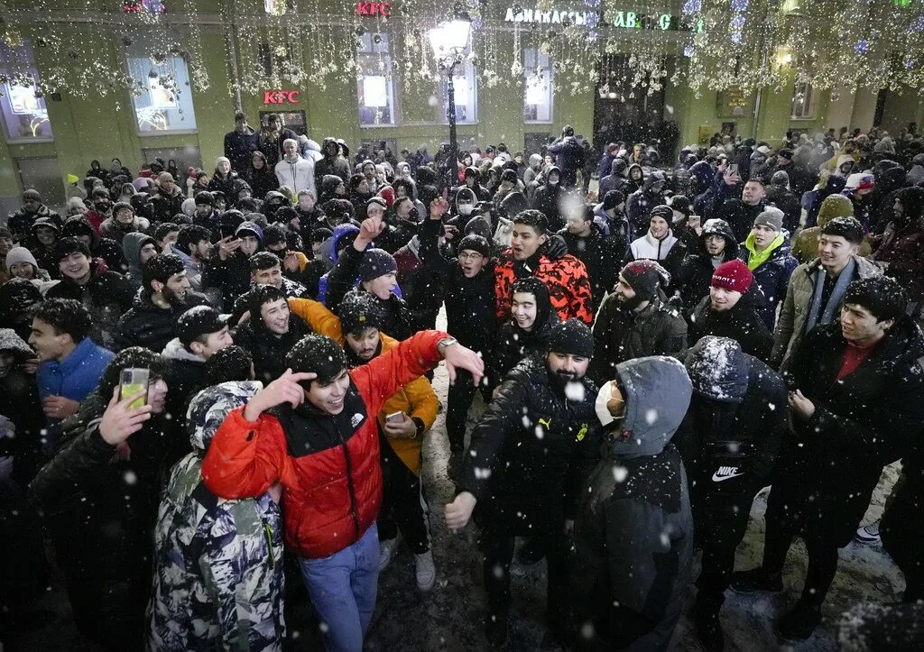 3000 мигрантов в новогоднюю ночь. Мигранты новогодняя ночь. мигранты новый год москва. мигранты в москве. красная площадь новый год мигранты.