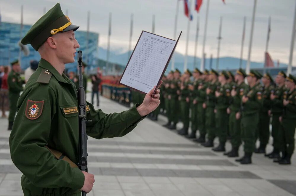 Принят присяга россии. Присяга Вооруженных сил РФ. Военная присяга Вооруженных сил РФ. Присяга солдата РФ. Присяга военнослужащего Российской армии.