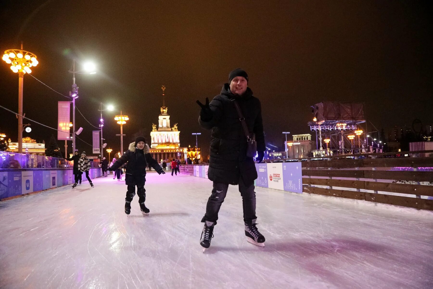 Когда закроется каток в парке горького 2024. Каток Эрмитаж в Москве. Каток в парке Горького. Каток на Горького Москва. Каток парк Москва Горького Москва.