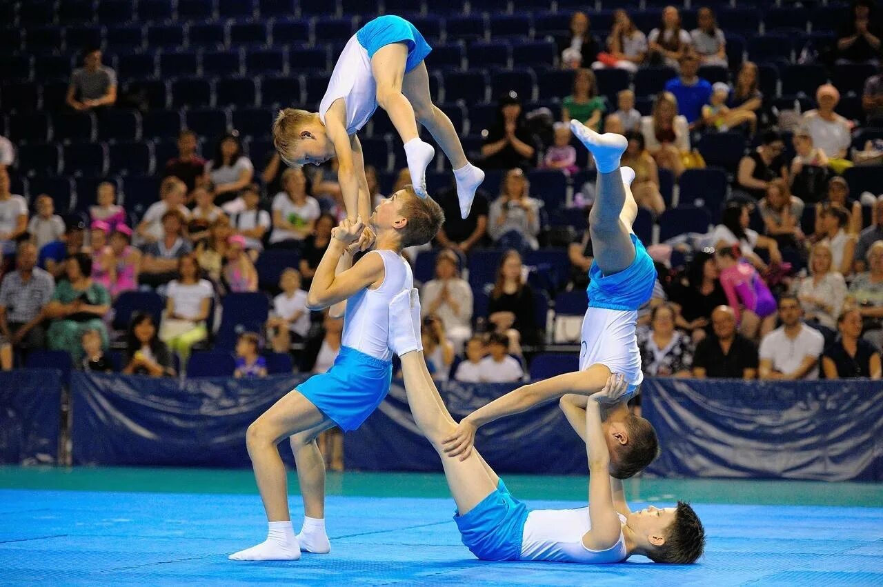 Спортивная гимнастика акробатика. Современный эстрадный танец. Акробатика. Acrobats tablegame. Акробат на канате.