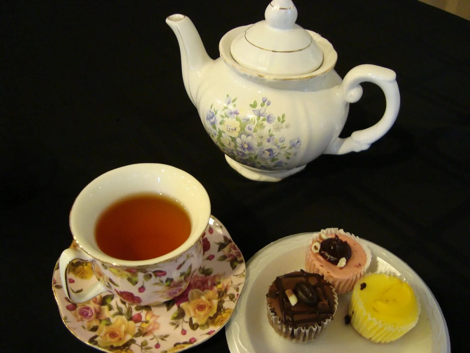 Время чая купить. Чай и кофе. Чай тайм. Чай в новой Зеландии. Чашка английского чая и Таймс.