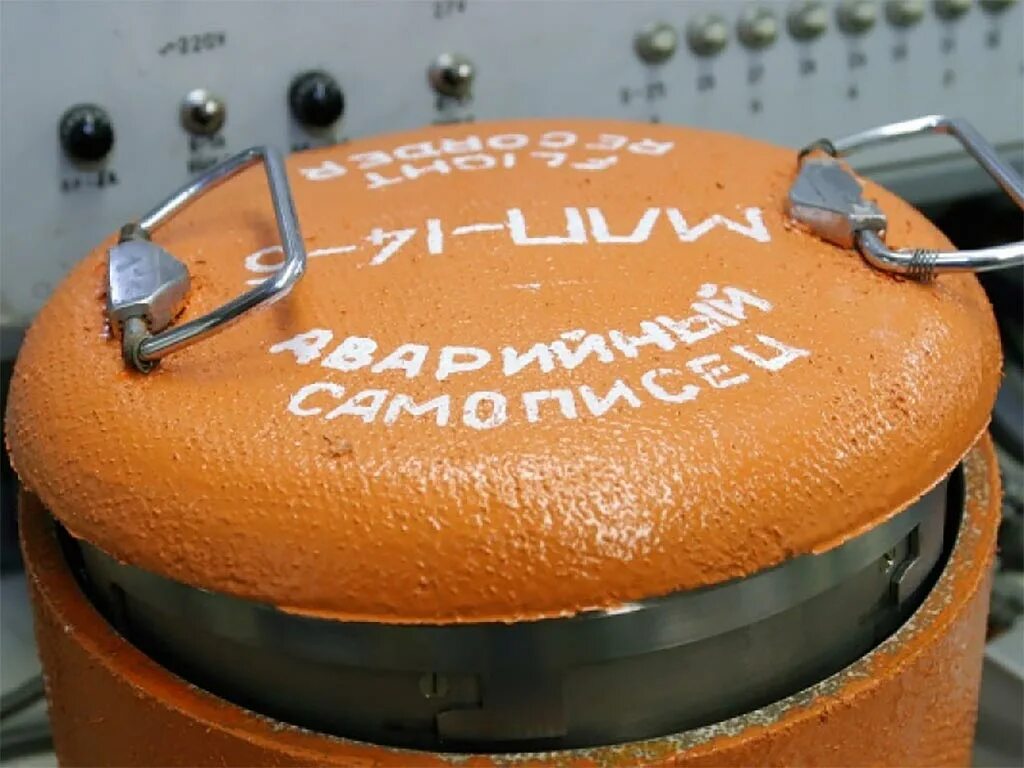 Ящик самолета. Бортовой самописец черный ящик. бортовой самописец ми-8. бортовой самописец самолета. чёрный ящик в самолёте.