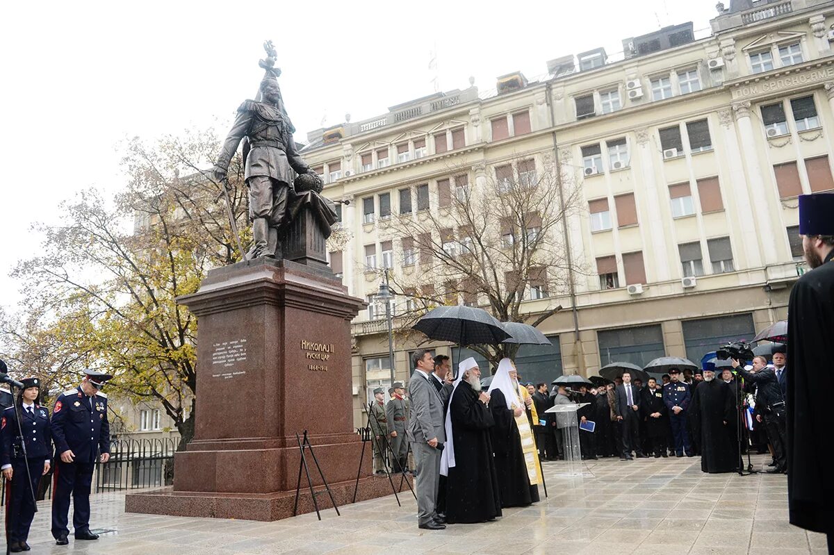 Сербия памятники. Памятник Николаю 2 в Белграде. Памятник Николаю II (Белград). Памятники российским императорам в Белграде.