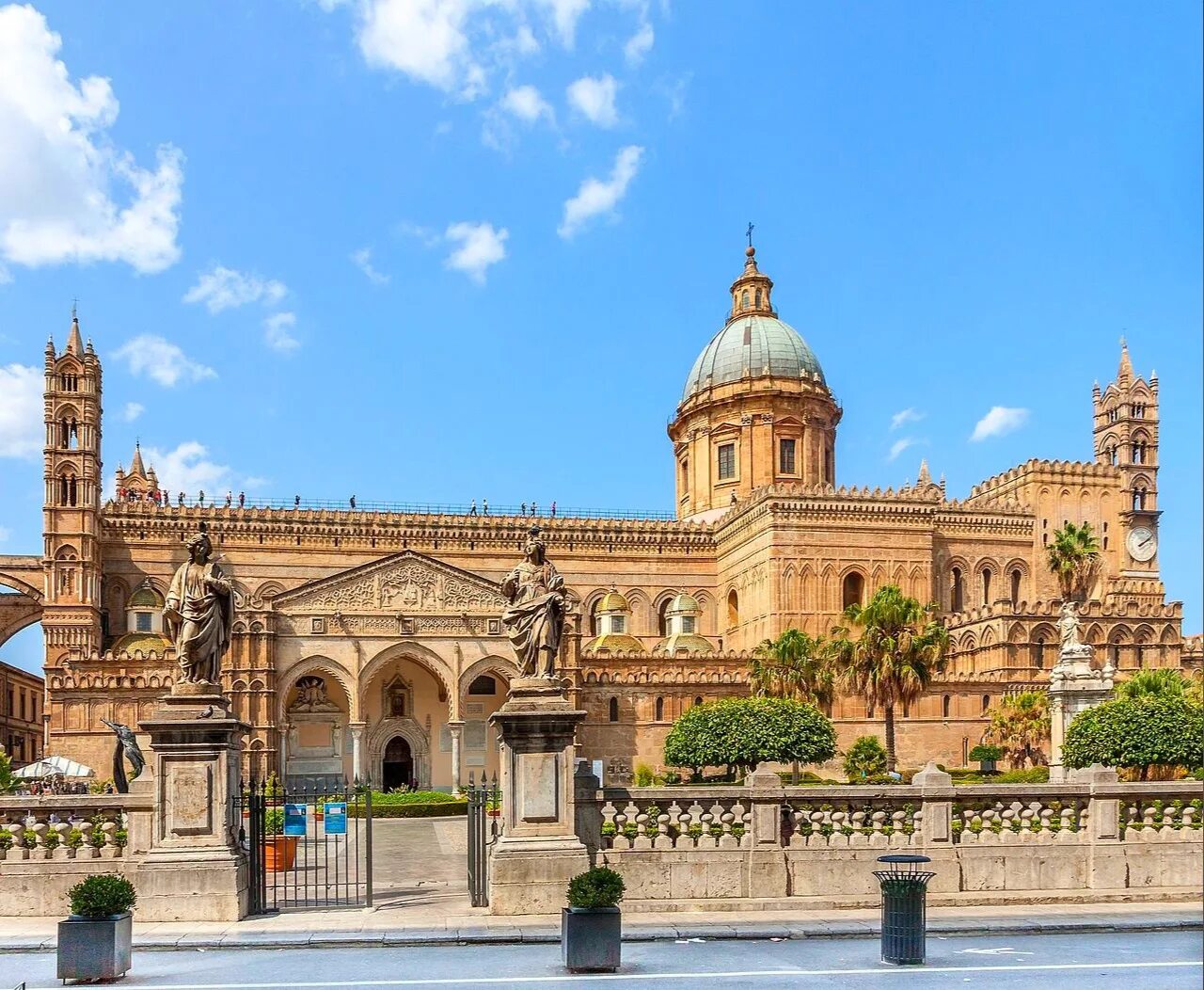 Искупительный храм святого семейства в барселоне. Сан-марино италия достопримечательности. Княжество сан марино. Собор в милане 14 – 20 вв. Миланский собор италия.