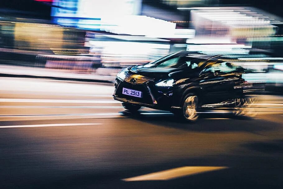 Скорость страдай. Автомобиль в движении. Машина на скорости. Авто скорость. Машины в размытии.