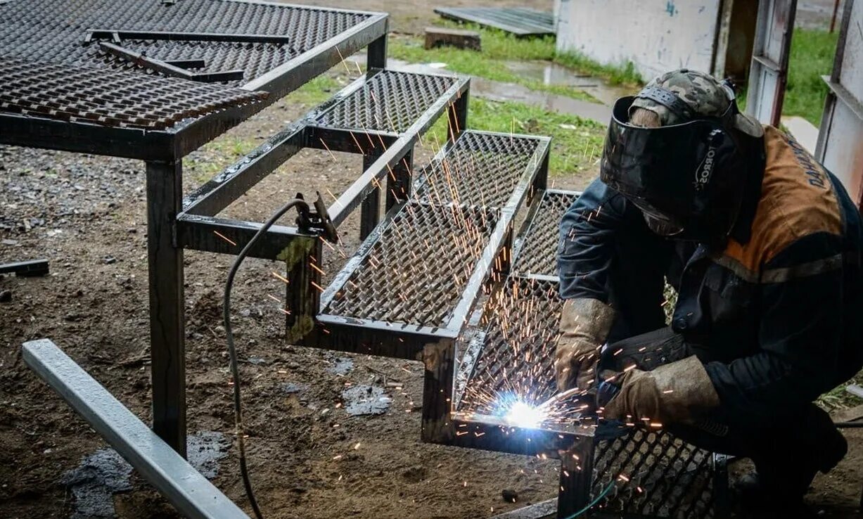 сварка ворот. требуется сварщик. сварочные работы услуги. сварщик. сварка.