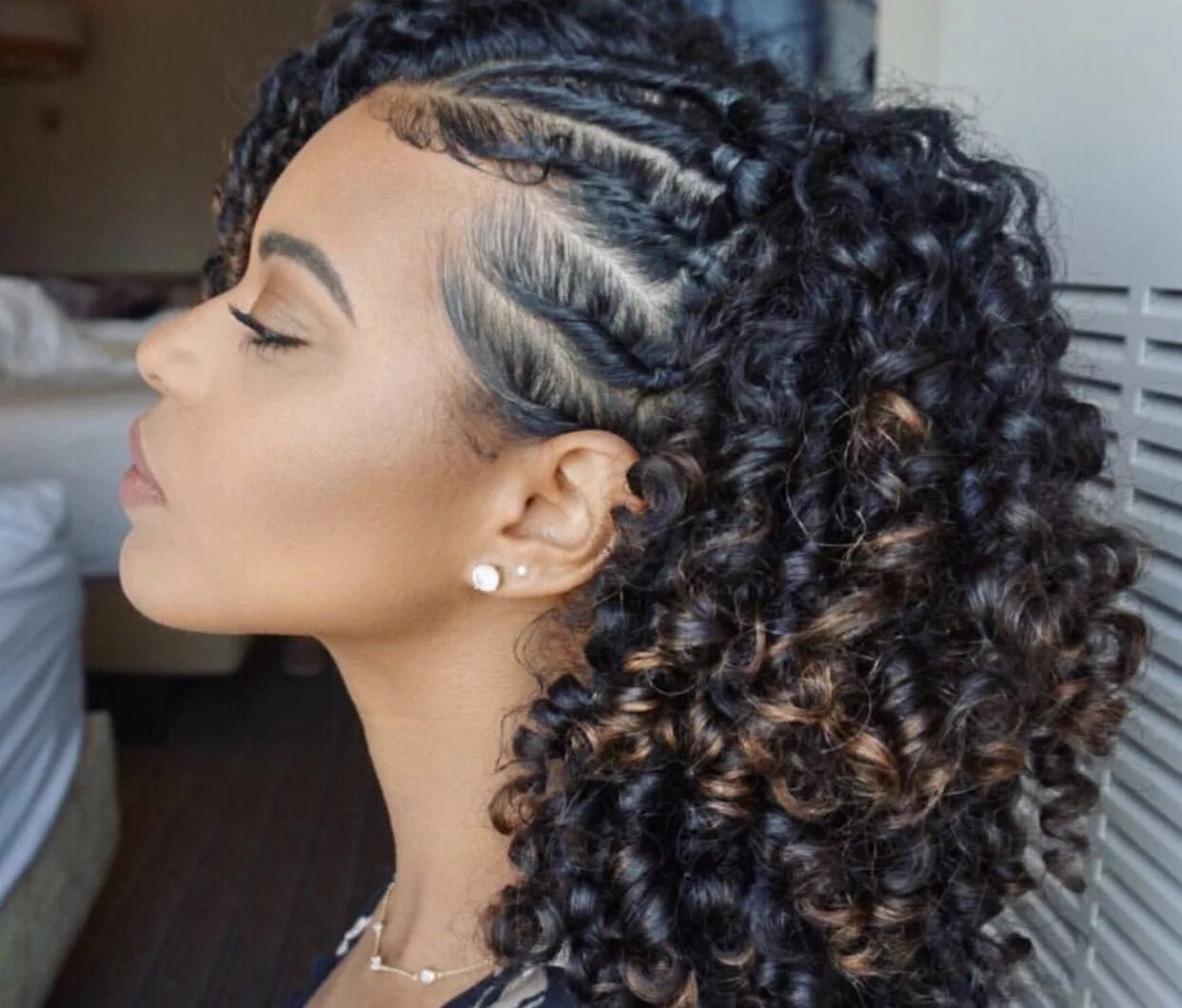 Локоны с заплетенным виском. Натали дормер крессида. Braided cornrow hairstyle. Косы на виске. Прическа с косичками сбоку.