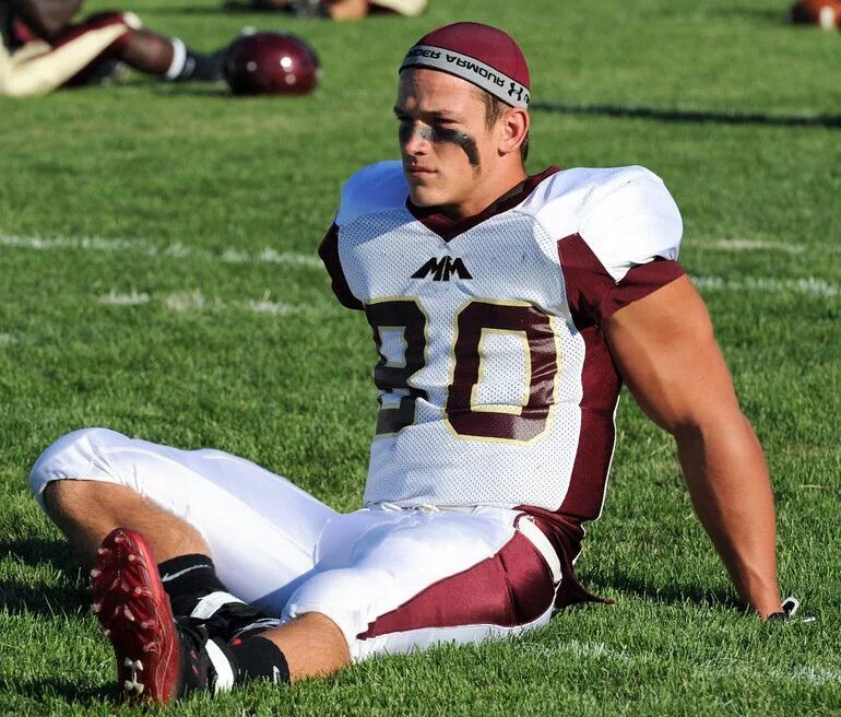 Американский футбол. Трэвис келси американский футбол. Американский футбол. Аарон феххернан. Накаченные парни американский футбол.