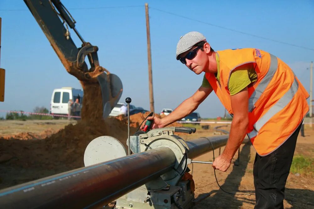 Строительство водопровода. Строитель газопровода. Строители трубопроводов. Стройка водопровода.