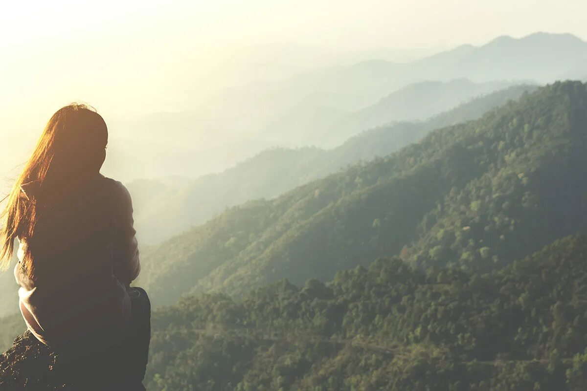 Девушка на горе со спины. Девушки стоящие спиной. Фотосессия в горах. Девушка в горах. Девушка на горе спиной.