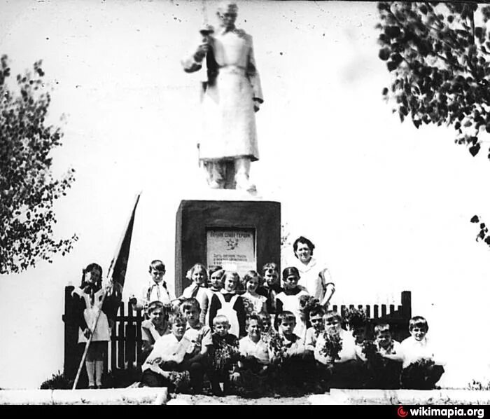 Хутор холодный плес. Памятник ст. Владимировская Красносулинский район. Хутор холодный. Красносулинский район Хутор холодный Плес 958 километр.