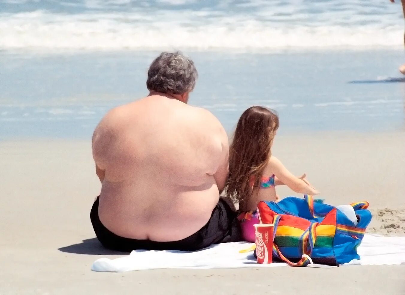 Толстухи на пляже. Жирные на пляже. Жирные люди на пляже.