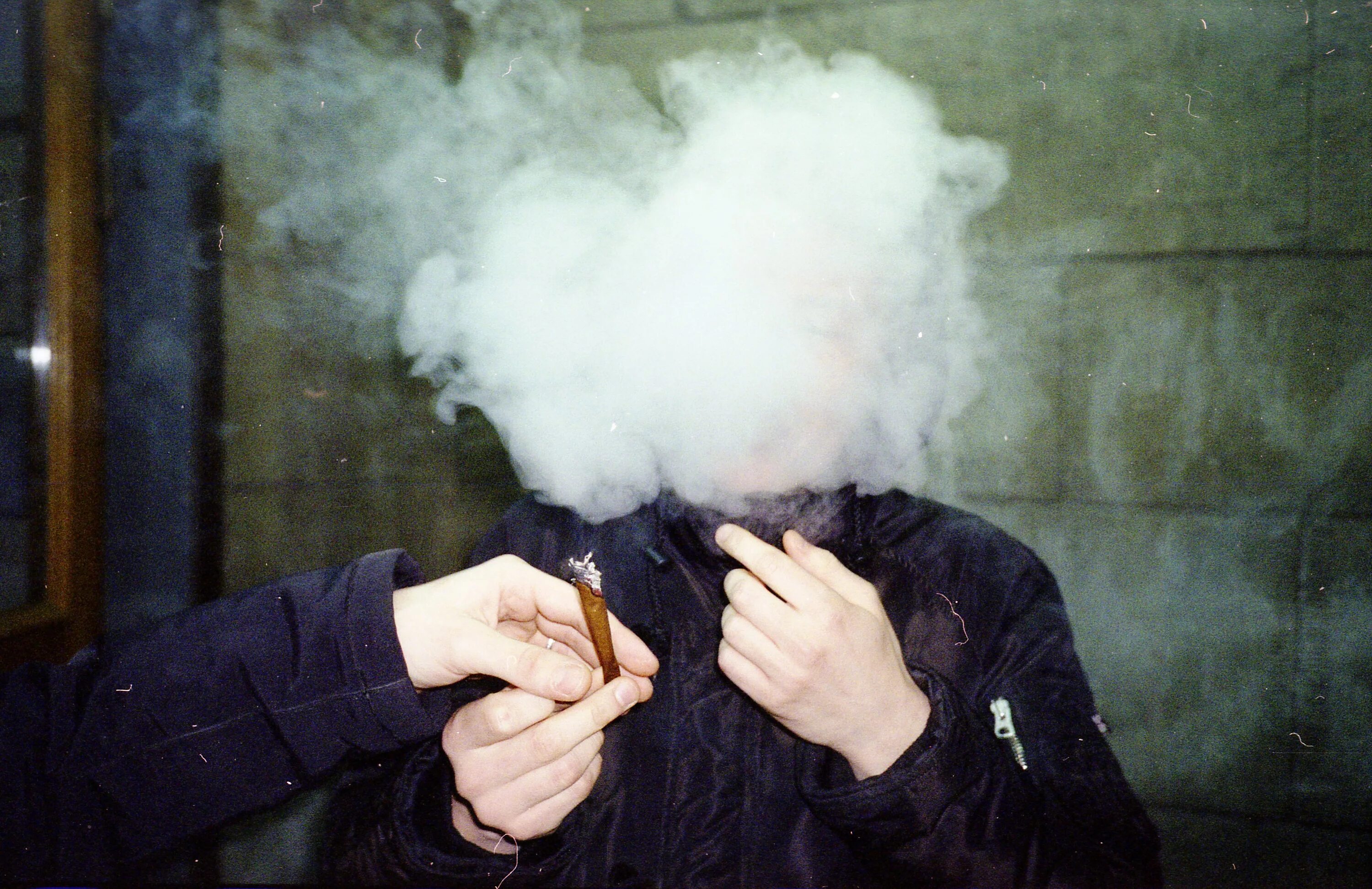 Мужчина в дыму. Лицо в дыму. Парень курит. Человек выдыхает дым.